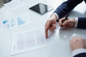 Abogado asesorando a un ciudadano sobre normativas legales para evitar errores al tratar con el Estado en Ecuador.