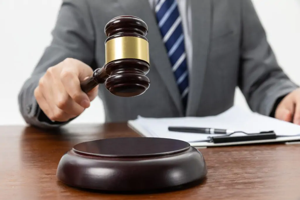 Abogado de Abogados Expertos revisando documentos para impugnar resultados de una contratación pública en Quito, Ecuador