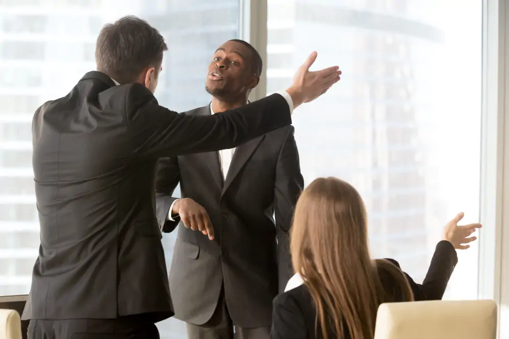 Abogados de Abogados Expertos mediando una reunión entre socios para resolver disputas empresariales en Quito, Ecuador