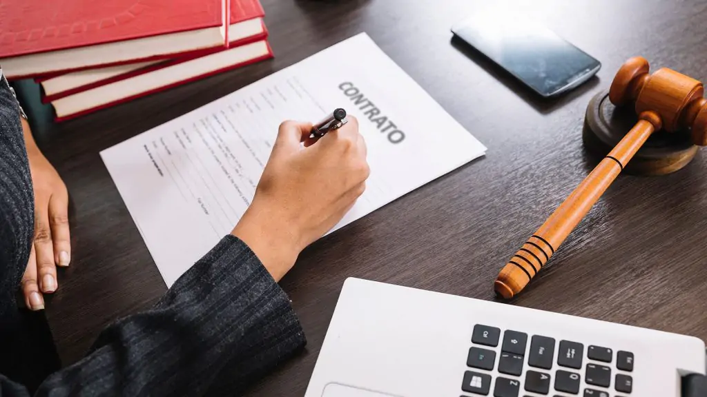 Abogado de Abogados Expertos brindando asesoría en derecho administrativo a un cliente en Ecuador.