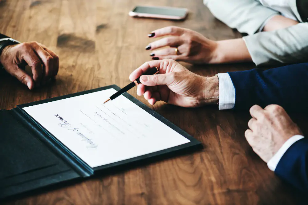 Abogados Expertos explicando las implicaciones de un litigio en Quito, Ecuador.