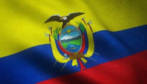 Persona recibiendo su visa de residencia permanente en Ecuador