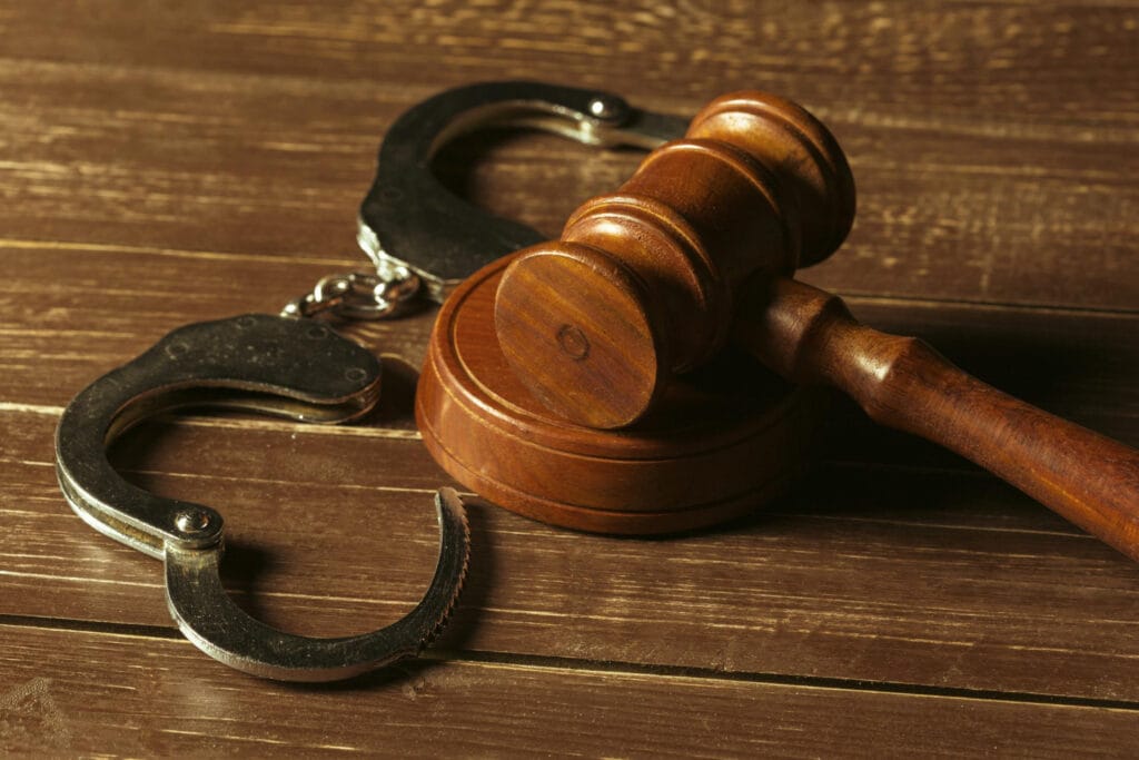 Persona detenida siendo asesorada por abogado en Ecuador ante detención arbitraria