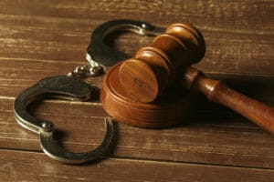 Persona detenida siendo asesorada por abogado en Ecuador ante detención arbitraria