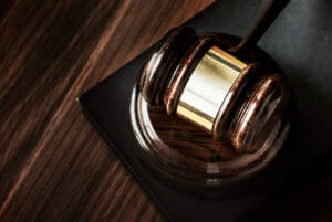 Abogado asesorando a empresa sobre trámites legales con el Estado en Ecuador