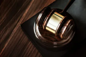 Abogado asesorando a empresa sobre trámites legales con el Estado en Ecuador
