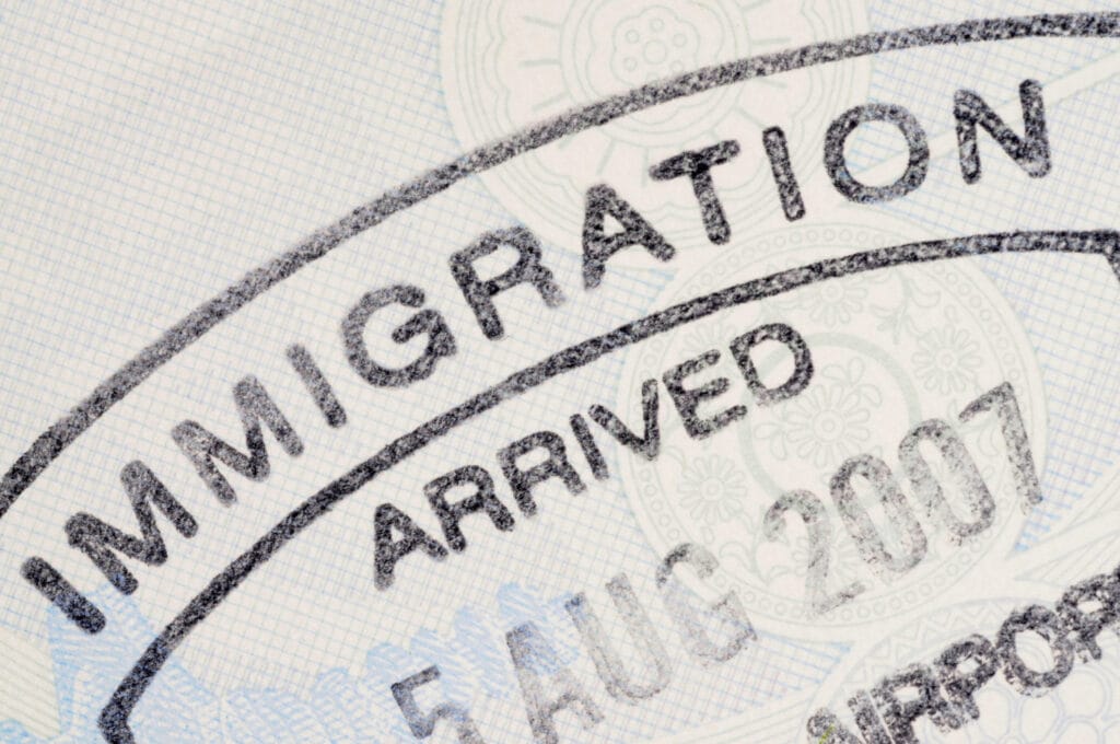 Abogado migratorio asesorando a un extranjero en proceso de deportación en Ecuador