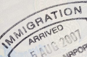 Abogado migratorio asesorando a un extranjero en proceso de deportación en Ecuador