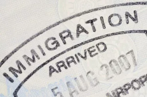 Abogado migratorio asesorando a un extranjero en proceso de deportación en Ecuador