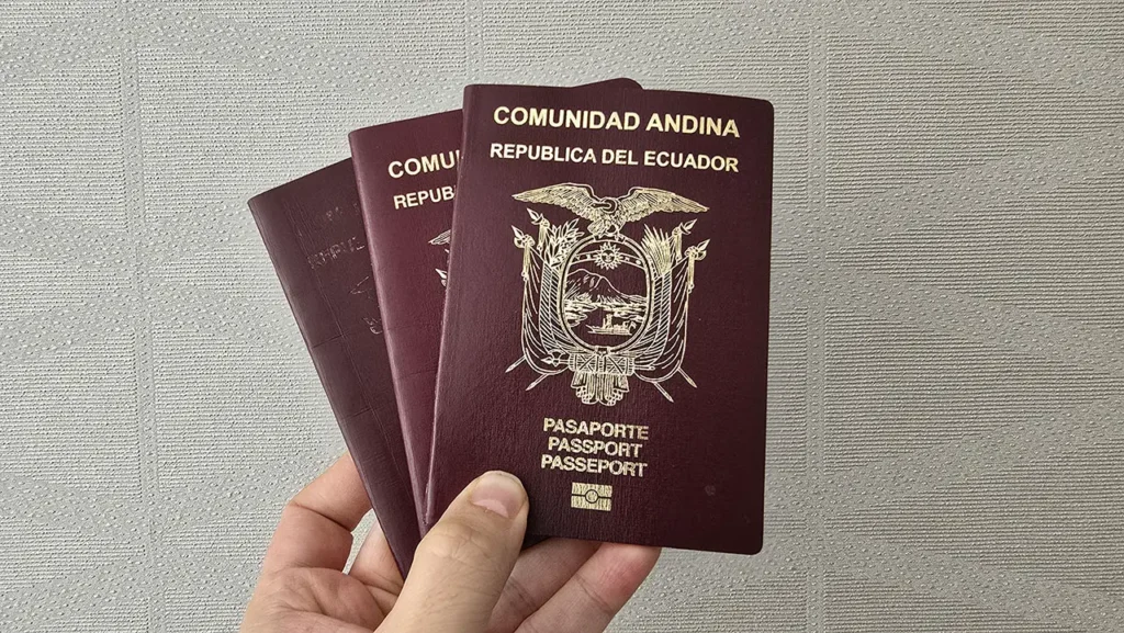 Persona revisando documentos para solicitar una visa ecuatoriana